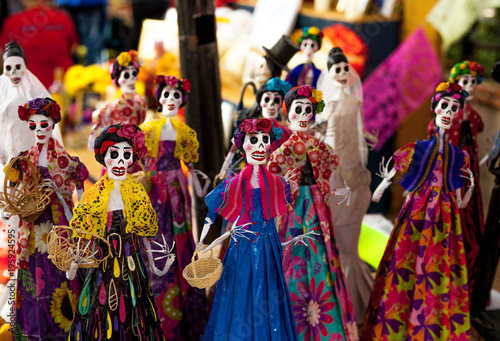Fotografie, Obraz Small skeleton mannequins dressed and decorated for Dia de los Muertos/Day of th