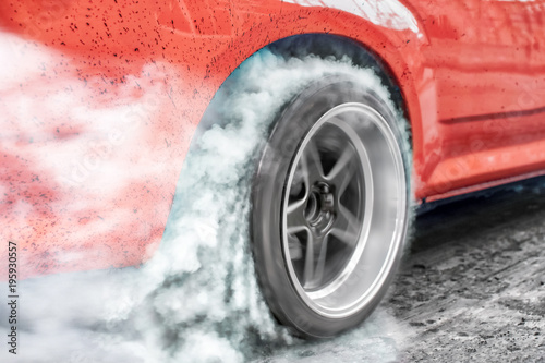 Obraz Dibond Drag Racing Car spala gumę z opon w ramach przygotowań do wyścigu