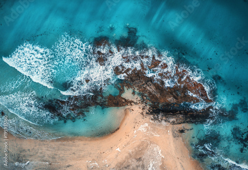 widok-z-lotu-ptaka-fale-skaly-i-przejrzyste-morze-lato-seascape-z-oceanem-piaskowata-plaza-pieknymi-fala-falezami-blekitne-wody-przy-zmierzchem-widok-z-gory-z-drona-skaliste-wybrzeze-podrozowac-malediwy-pojecie