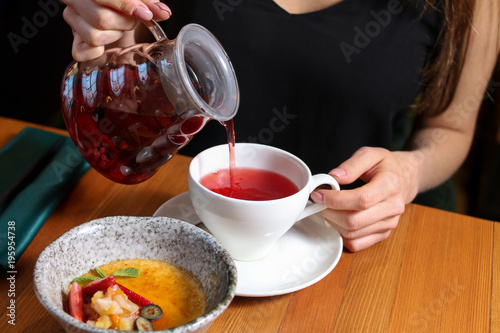 Zdjęcie XXL Deser z truskawkami i miętą. Czerwona herbata