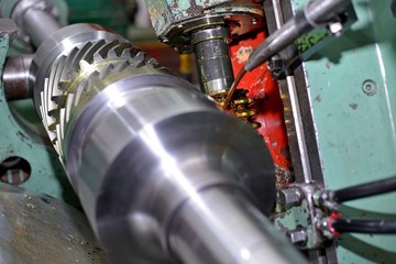 Canvas Print - The metal shaft. Clean shiny surface, cutting of teeth splines. Shallow depth of field. Close-up of oil.