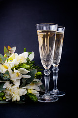 Wall Mural - Two glasses of champagne and bouquet of white flowers