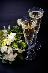 Wall Mural - Two glasses of champagne and bouquet of white flowers