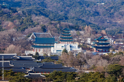 Plakat Widok z lotu ptaka Gyeongbok pałac i Błękitny dom w Seul mieście, Korea