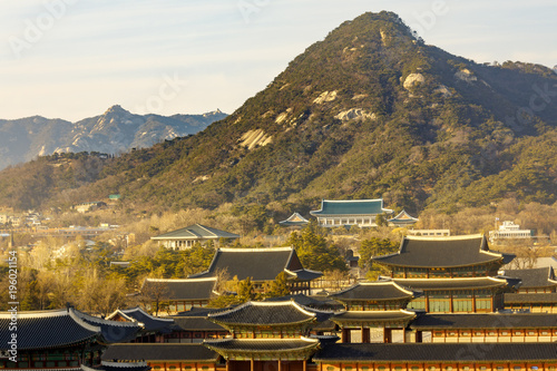 Plakat Widok z lotu ptaka Gyeongbok pałac i Błękitny dom w Seul mieście, Korea