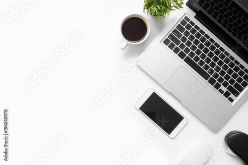 Fotografía White office desk table with smartphone, laptop computer, cup of coffee and supplies