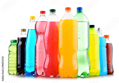 Fotomural Plastic bottles of assorted carbonated soft drinks over white