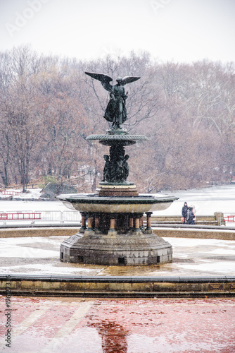 Fotografía bethesda fountain in central park with snow