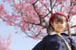幼稚園の制服を着た幼児と桜 (3歳児)