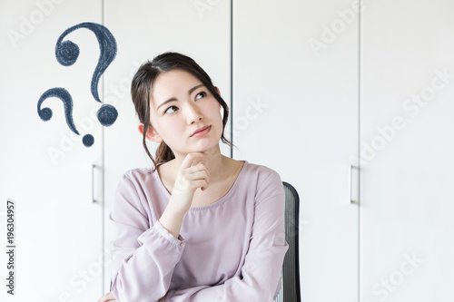 疑問を持つ女性 Stock Photo Adobe Stock