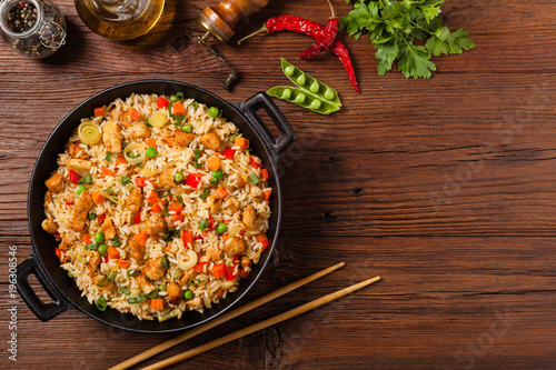 Fotomural Fried rice with chicken. Prepared and served in a wok.