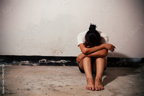 Fotografía Desaturated grunge image of a very sad adult woman crying