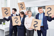 © Robert Kneschke - Brainstorming Übung mit Fragezeichen