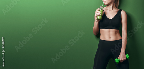 Fotografía girl with dumbbells and smoothies