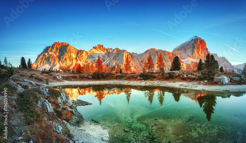 tofana-di-rozes-grzbiet-gorski-region-trentino-alto-adige-poludniowy-tyrol-wenecja-euganejska-wlochy-alpy-dolomitowe-slynny