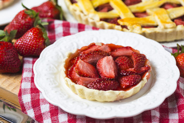 Poster - The strawberry pie in the wooden background