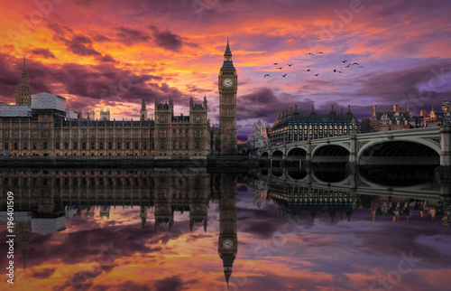 Fotografía Dramatischer Sonnenuntergang über Westminster und dem Big Ben in London, England