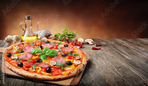 goraca-pizza-serwowana-na-starym-stole