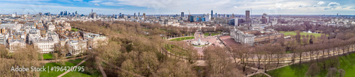 Fotomural Aerial view on Buckingham palace in sunny day, London