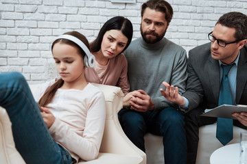 Wall Mural - Young family at psychologist office with difficulties in raising daughter.