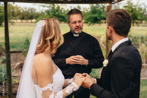 Fotografía Priest marries a couple in lovely ceremony