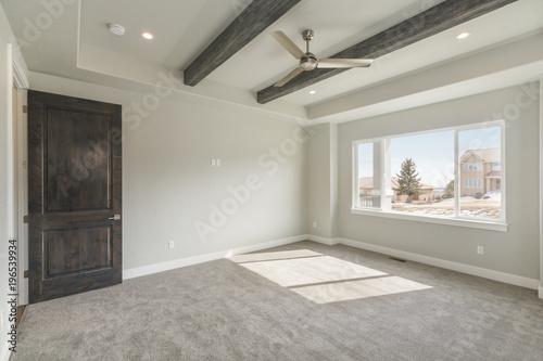 Huge Master Bedroom With Wood Beams Kaufen Sie Dieses Foto