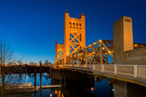 Fototapeta Krajobraz - Night view of the famous tower bridge of Sacramento
