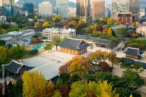 Plakat Deoksugung pałac i Seul miasto w jesieni przyprawiamy w Seul, Południowy Korea.