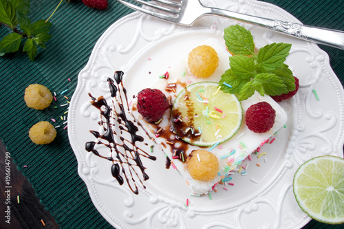 Zdjęcie XXL Słodki pyszne panna cora deser z czekoladą i malinami