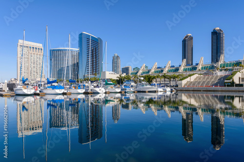 Fotomural San Diego Marina - A panoramic morning view of San Diego Marina, surrounded by m