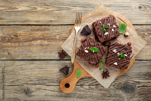 Zdjęcie XXL Czekoladowy punktu tort, deser z dokrętkami na drewnianym tle Odgórny widok
