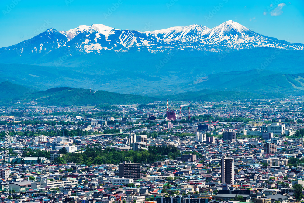 北海道 初夏の旭川の街並みと大雪山連峰 Stock Photo | Adobe Stock