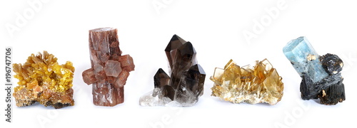 Fotografía A row of five crystal clusters; Mimetite, Aragonite, Smoky Quartz, Barite (Baryte) and Aquamarine with Tourmaline