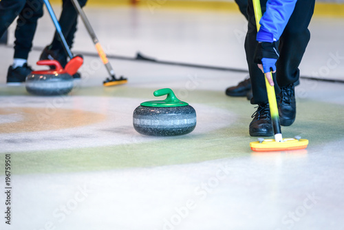 Fotografía Team members play in curling at the championship.