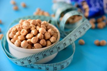 Wall Mural - Ceramic bowl with raw chickpeas