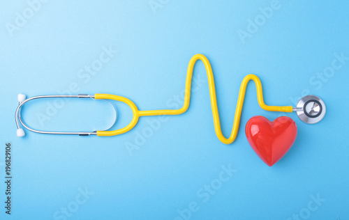 Fotomural Red heart and a stethoscope on blue background