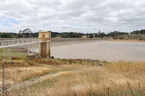 Fotografía Intake tower and service bridge at Malmsbury Reservoir in Australia