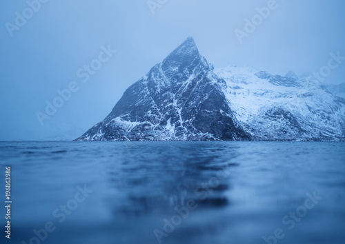 Zdjęcie XXL Góry odbicie na powierzchni wody. Piękny naturalny krajobraz w Norwegii