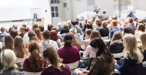 Fotomural Female speaker giving presentation in lecture hall at university workshop