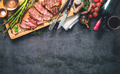 Roasted rib eye steak with green asparagus and wine