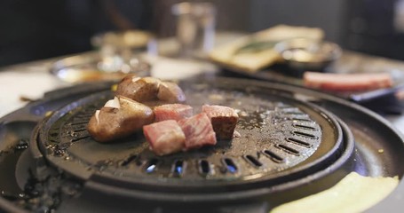 Canvas Print - Roasted korean meat in restaurant