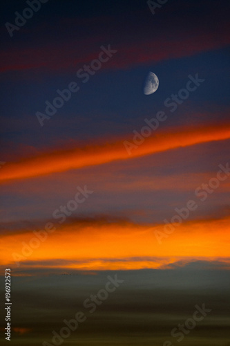 Luna en cuarto menguante se destaca sobre el cielo al atardecer ... Luna en cuarto menguante se destaca sobre el cielo al atardecer ...