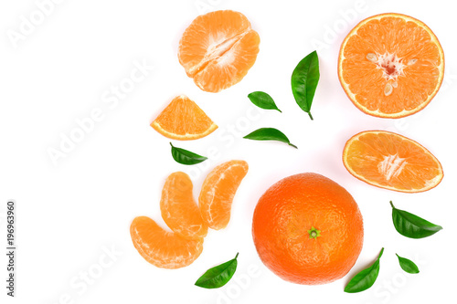 Dekoracja na wymiar  pomaranczowy-lub-mandarynki-z-liscmi-na-bialym-tle-na-bialym-tle-z-miejsca-kopiowania-tekstu