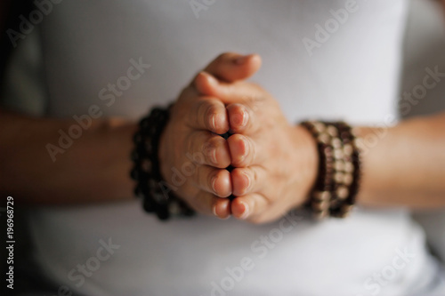 Fotografía Woman hand yoga pose. Practicing meditation and praying indoors.