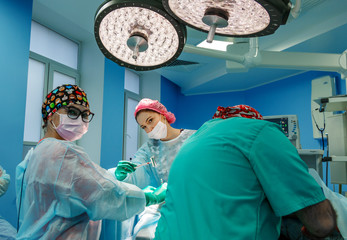 Poster - Surgeons operating a patient in operating room