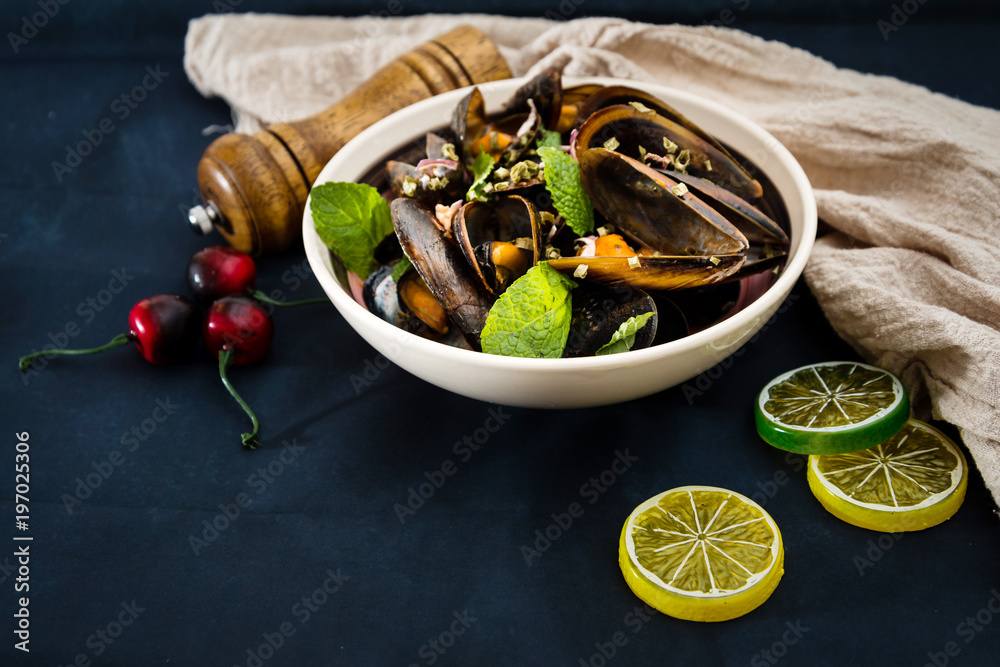 Obraz na płótnie Fresh Mussels cooked in Provencal style w salonie