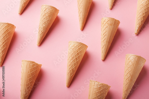 Foto-Schmutzfangmatte - Waffle ice-cream cones on pink surface (von Prostock-studio)