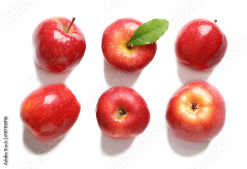 Fotomural Ripe red apples on white background, flat lay