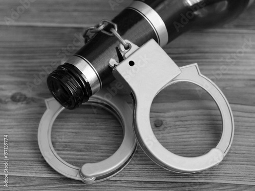 Fotografía Bottle beer and handcuffs, the concept of sobriety and drunkenness
