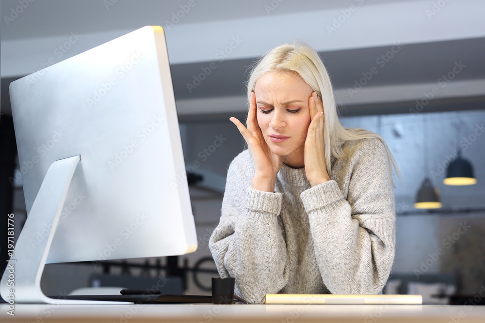 Migrenowy ból głowy. Zmęczona kobieta pracuje przy komputerze - obrazy, fototapety, plakaty 